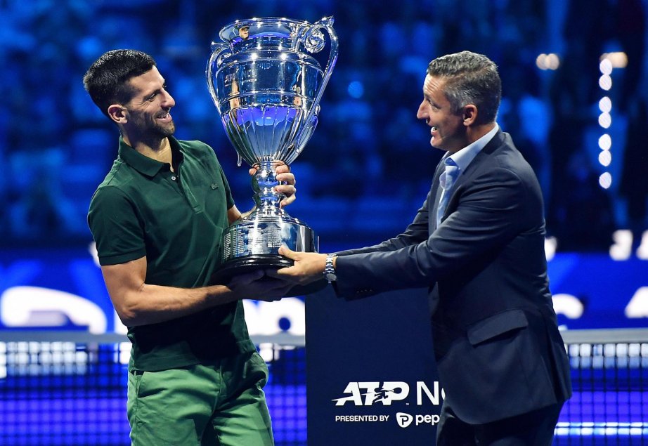 Novak Djokovic levantó el trofeo que lo acredita como el número uno de 2023