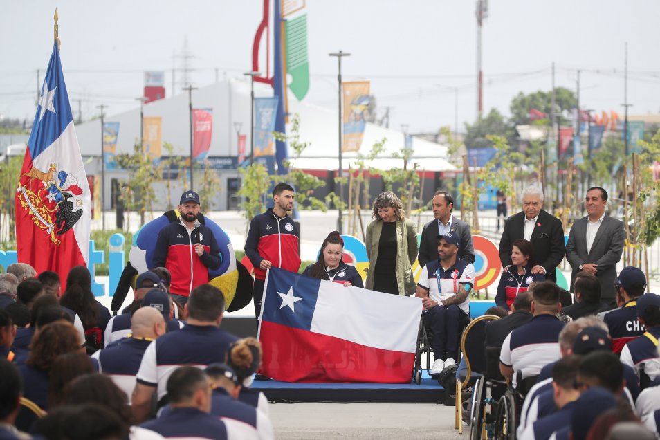 Presidente Gabriel Boric entregó bandera a deportistas del Team ParaChile