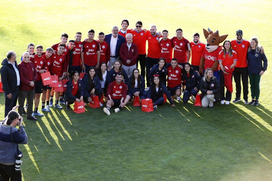 Medallistas del Team Chile fueron homenajeados por el plantel de La Roja