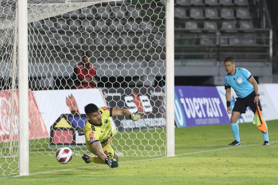 Yerko Urra fue figura al atajar tres penales en triunfo de Temuco sobre La Serena en la liguilla