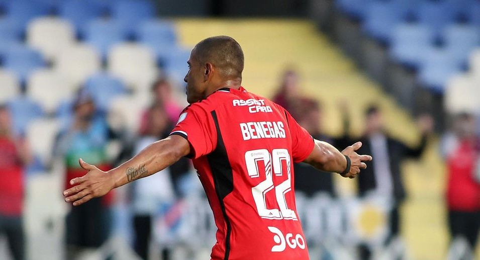 Colo Colo tomó ventaja ante River Plate con un penal de Leandro Benegas