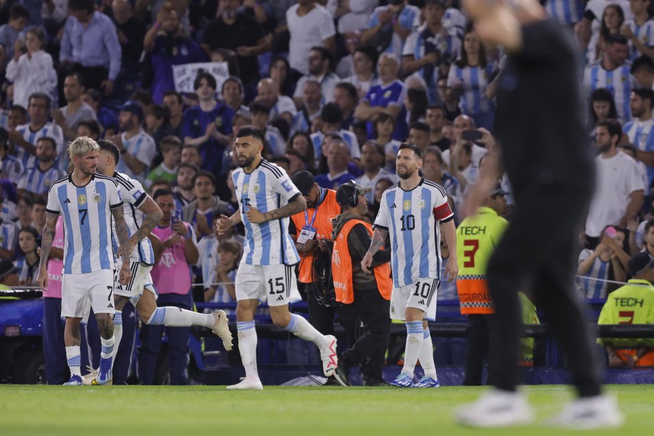 Argentina vio truncado su largo invicto al caer ante Uruguay en La Bombonera
