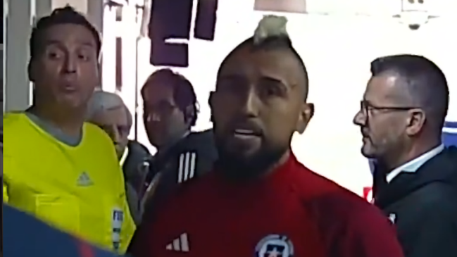 Vidal expresó su malestar al árbitro Fernando Rapallini luego del empate ante Paraguay
