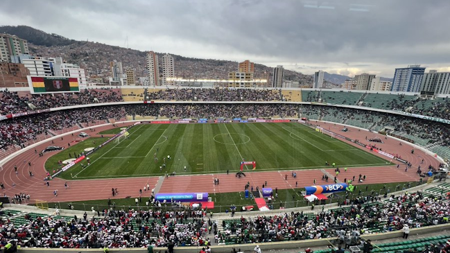 “El que no salta es cholo”: El cántico de los hinchas bolivianos a los de Perú en La Paz
