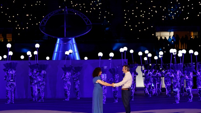 La “Familia Herrera” de “Los 80” la rompió con intervención poética en Santiago 2023