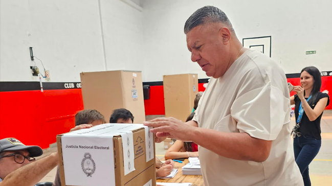 “Chiqui” Tapia la rompió tras votar “vestido de urna” en las elecciones argentinas