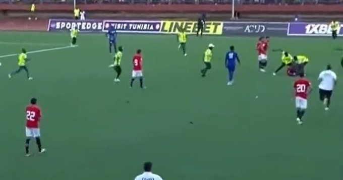 [Video] Dos hinchas de Sierra Leona quisieron agredir a Mohamed Salah