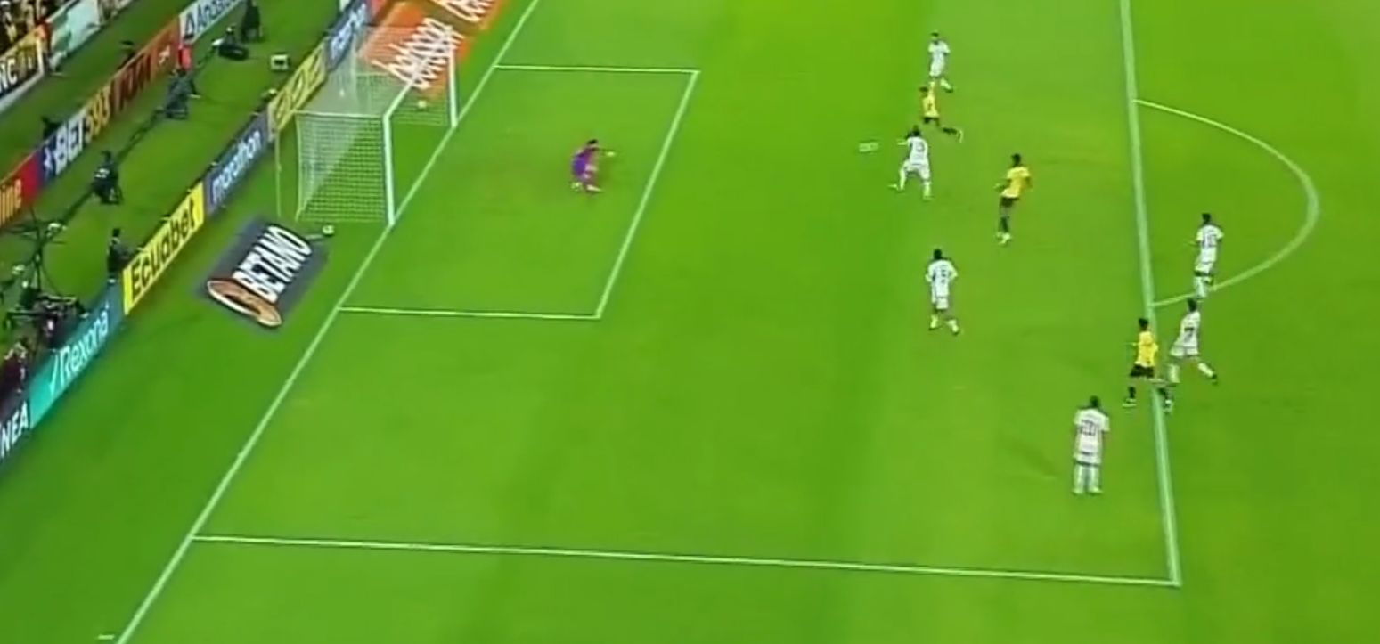 Ecuador pegó primero a Chile en Quito con gol de Angel Mena