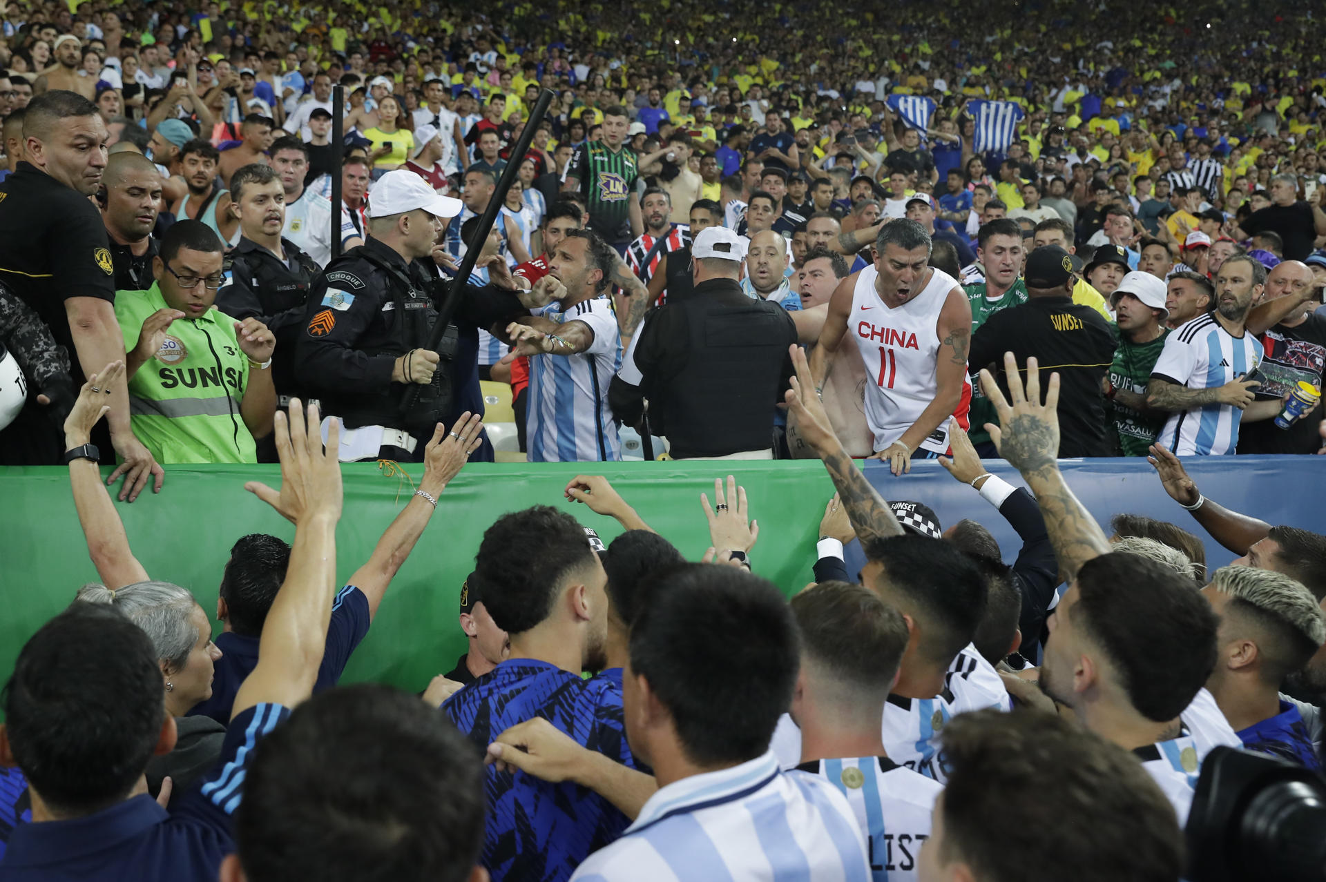 ¡Caos en Maracaná! Jugadores intentaron parar incidentes entre hinchas argentinos y la policía