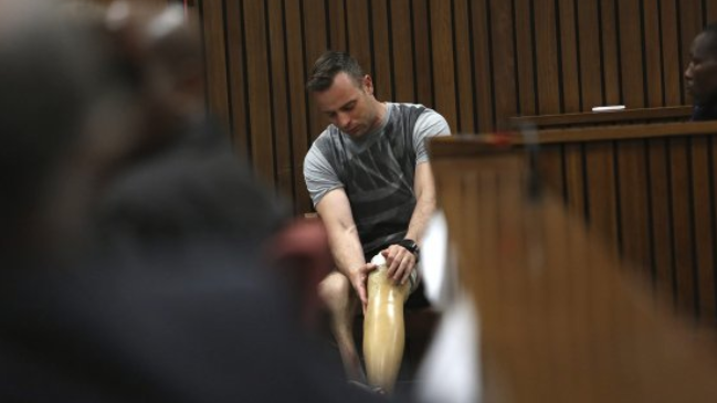 Oscar Pistorius obtuvo la libertad condicional diez años después de matar a su novia