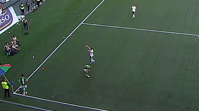 Marcelo Díaz fue agredido con un proyectil desde la hinchada de Colo Colo