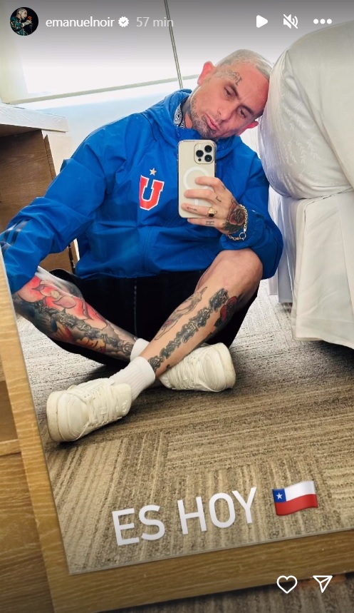 Vocalista de Ke Personajes lució chaqueta de la U antes de su concierto en Chile