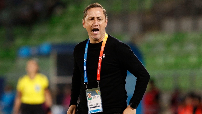 Luis Mena entregó la nómina de La Roja femenina para amistosos ante Perú