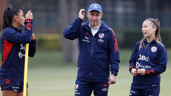 Mena y La Roja femenina: El recambio tiene que ser progresivo, hay una buena dinámica