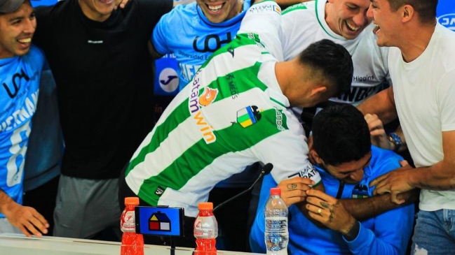 Plantel de O’Higgins irrumpió en conferencia de prensa para saludar a Pedro Pablo Hernández