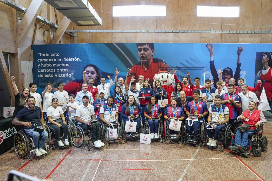 Medallistas del Team ParaChile visitaron el Instituto Teletón de Santiago