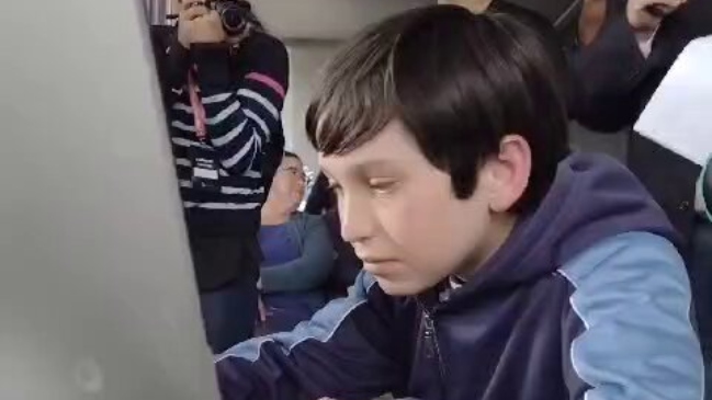 La historia de un niño en Ñuble que inauguró el internet en su colegio viendo goles de Messi