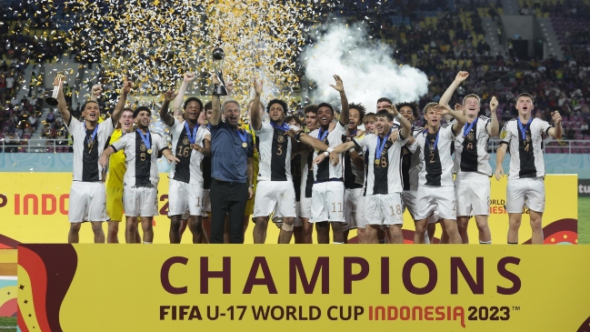 Entrenador fue el primero en levantar la Copa del Mundo en celebración de Alemania en el sub 17