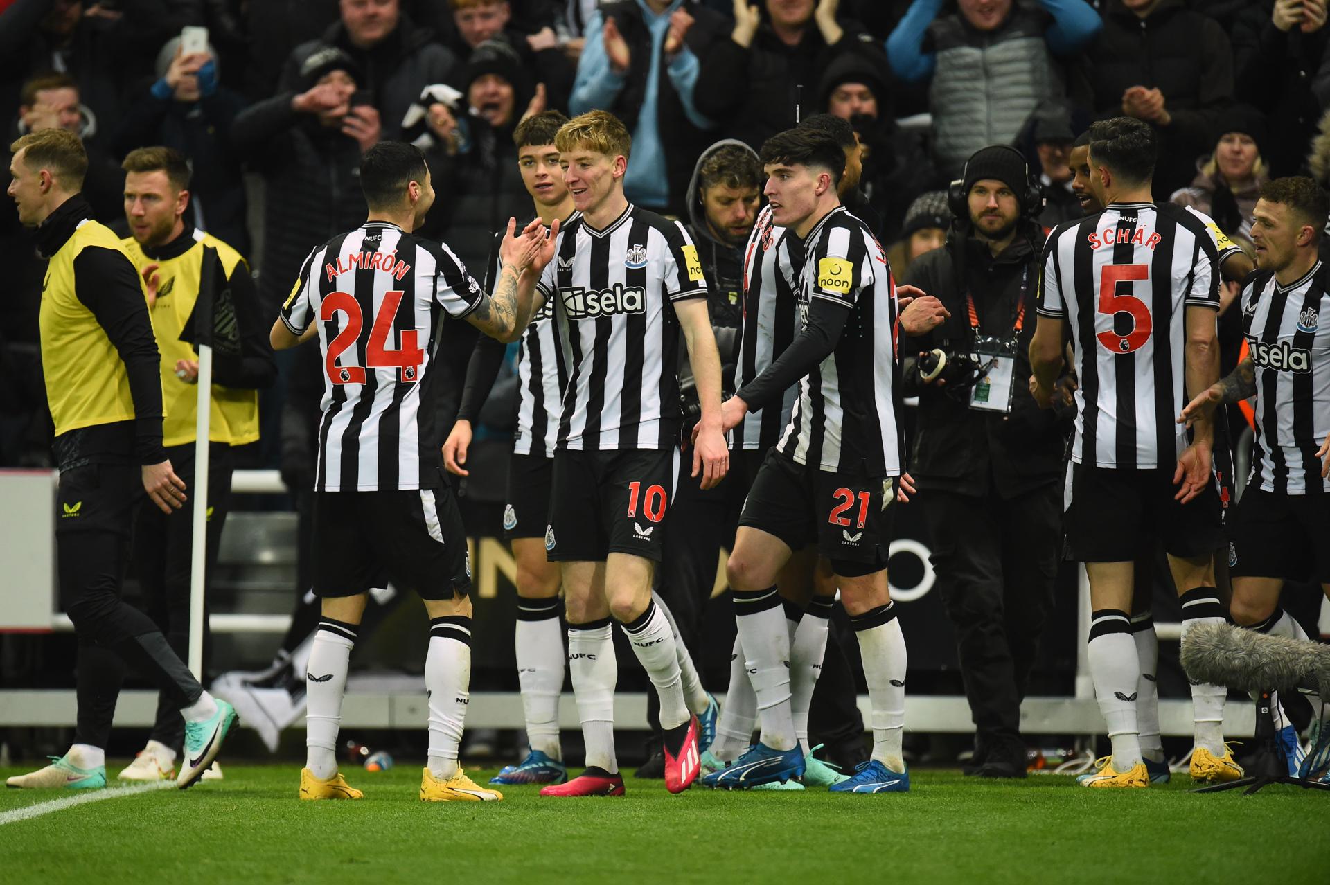 Newcastle sigue en alza y frenó con un triunfo la racha de Manchester United en la Premier