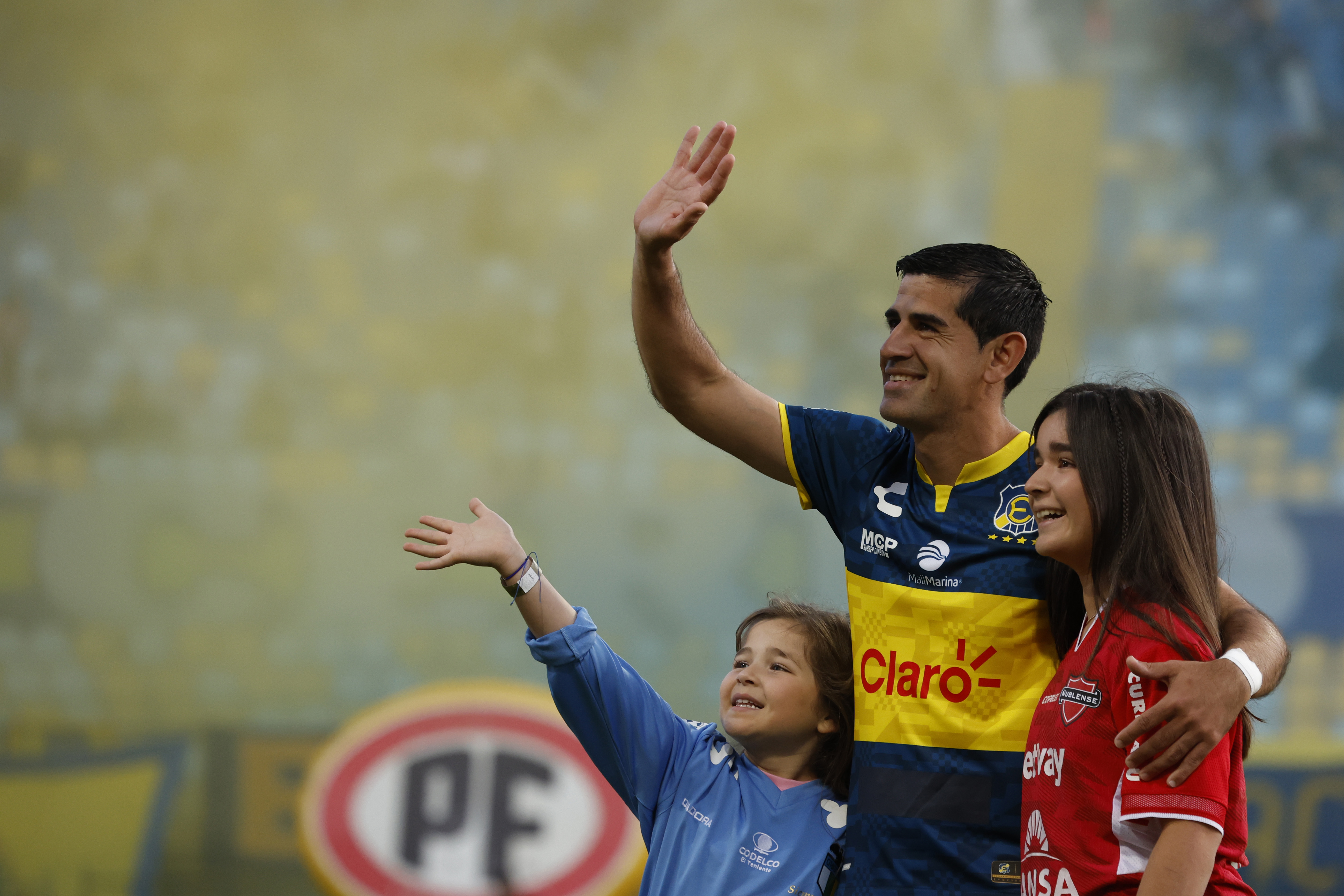 El emocionante homenaje a Julio Barroso en su último partido como profesional