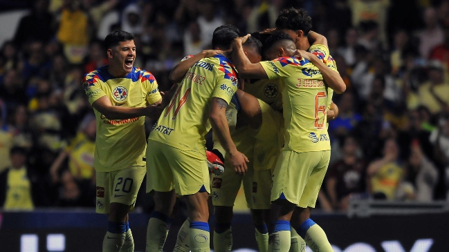 Diego Valdés e Igor Lichnovsky fueron titulares en clasificación de América a semifinales