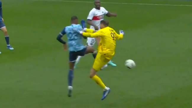 La criminal patada de Donnarumma que dejó con uno menos a PSG ante Le Havre