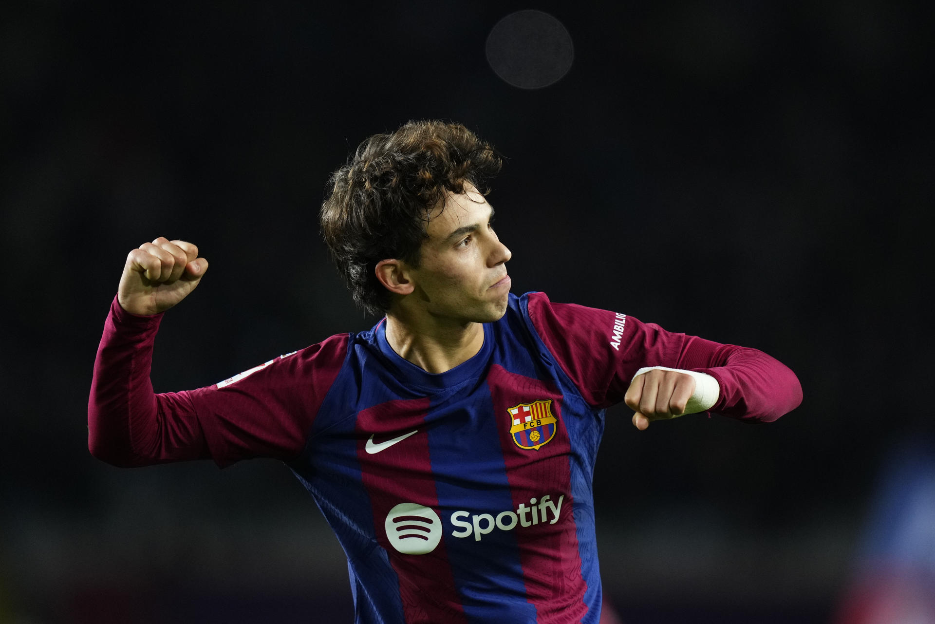 Barcelona batió a Atlético de Madrid y sigue a la caza de los líderes en La Liga