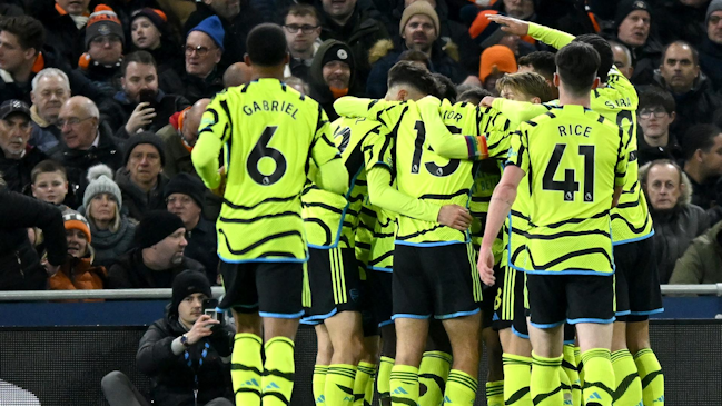 Arsenal derribó en la última jugada a Luton Town y se sostuvo como líder de la Premier League