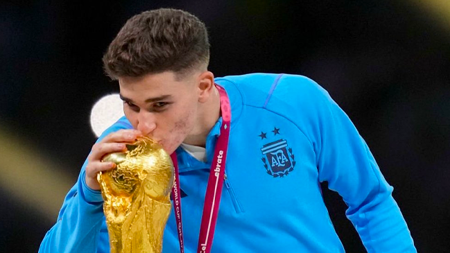 La revelación de Julián Álvarez: Nathan Aké me canta canciones de la ‘Scaloneta’