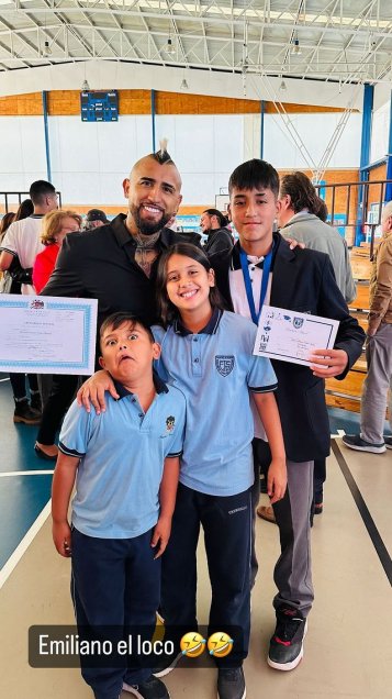 Arturo Vidal y “Marité” Matus participaron en la graduación de 8° básico de su hijo Alonso