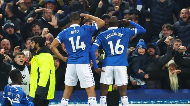 Everton goleó a Newcastle para dejar la zona de descenso en la Premier League