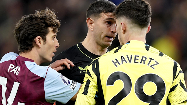 Arsenal tropezó al caer en su visita a Aston Villa y perdió la chance de recuperar el liderato