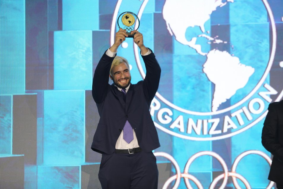 Lucas Nervi lució con orgullo su premio en la Gala de Panam Sports