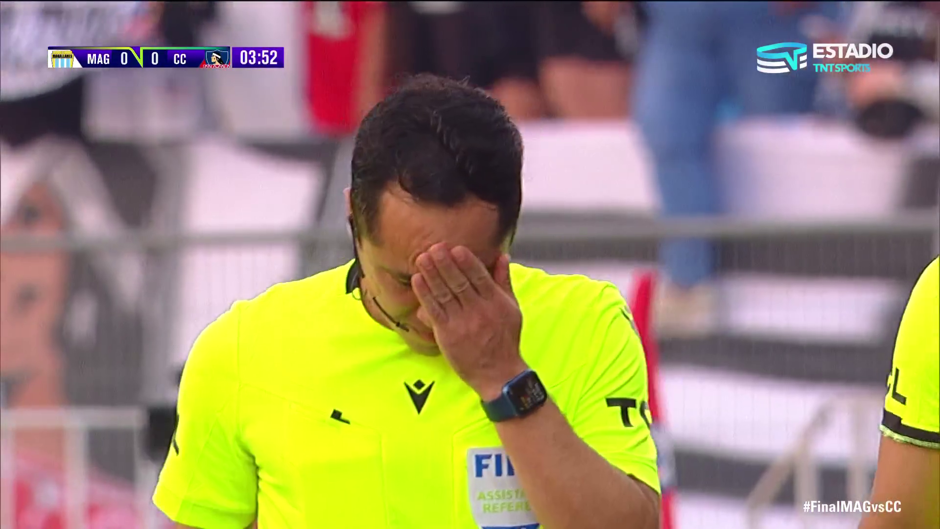 La furia del juez asistente Alejandro Molina tras lesionarse en la final de la Copa Chile