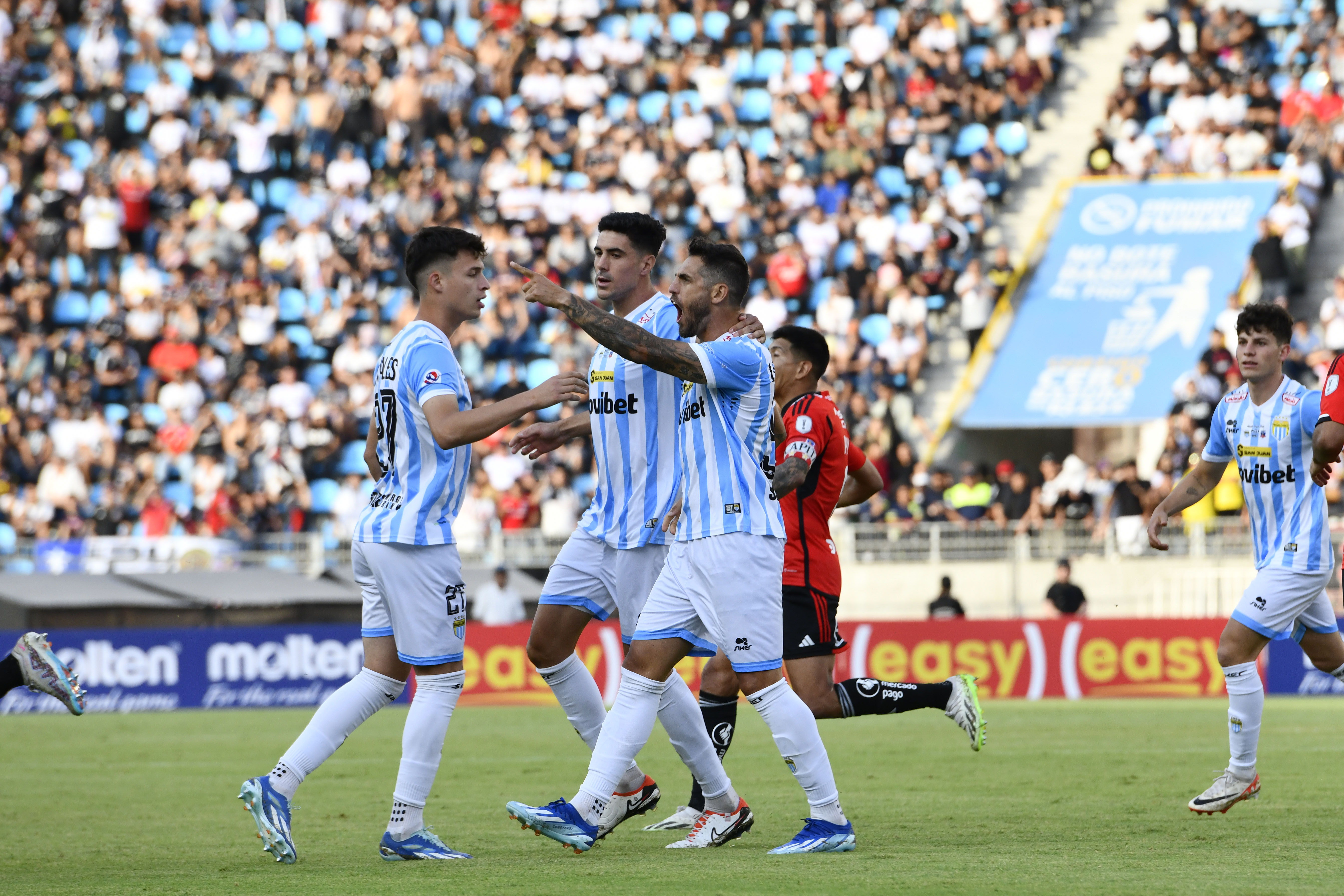 Magallanes pegó primero a Colo Colo con un penal de Joaquín Larrivey