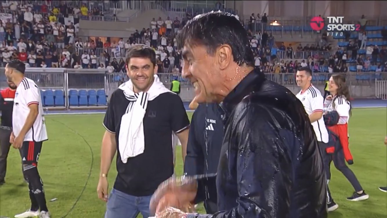 La alegría del campeón: Quinteros fue empapado por los jugadores de Colo Colo