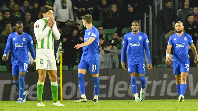 Rangers dejó fuera de carrera a Betis gracias a un exigido gol de Kemar Roofe