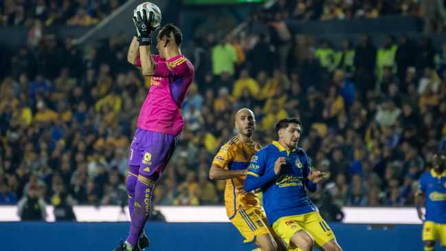 América salvó un empate de su visita a Tigres en la final de ida del fútbol mexicano
