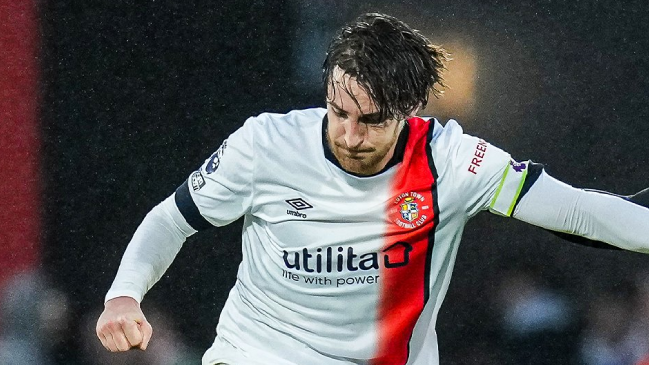 Capitán de Luton “responde” y fue trasladado al hospital