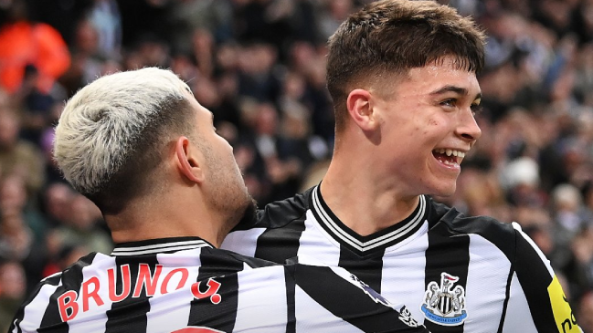 Newcastle United aprovechó expulsión de Raúl Jiménez y celebró ante Fulham