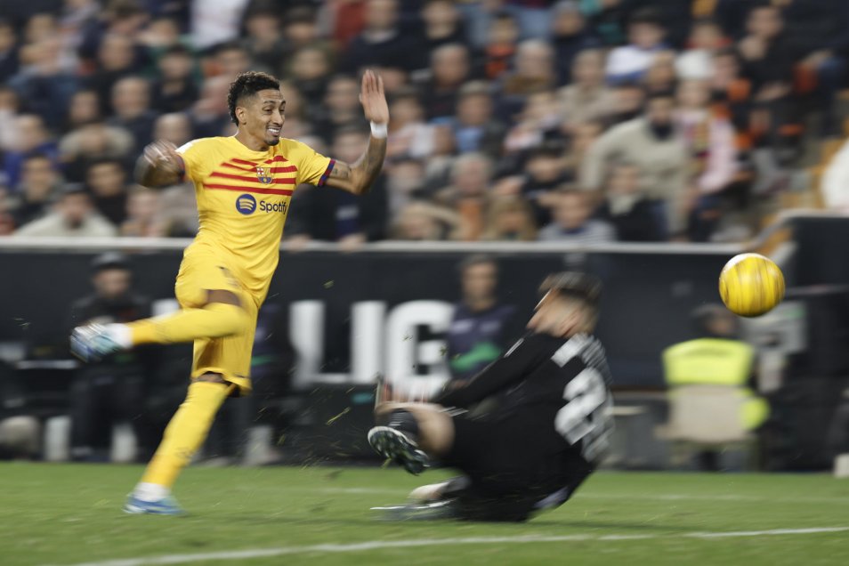 Barcelona acumuló su tercer partido seguido sin ganar con igualdad ante Valencia