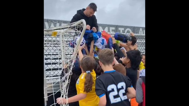Sigue la locura: Messi firmó pelotas, poleras y hasta zapatos a una multitud de niños
