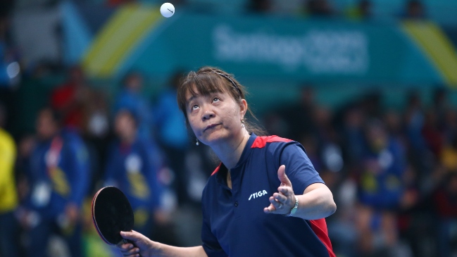 Zhiying Zeng hizo larga fila para excusarse de votar en el plebiscito constitucional