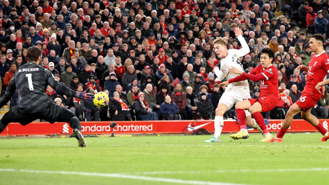 Esteban Pavez acudió a Anfield para ver el clásico inglés