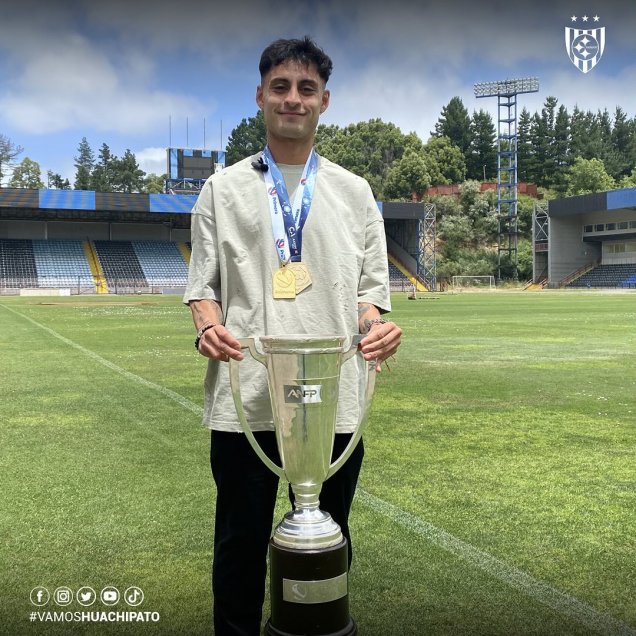 Javier Altamirano recibió su medalla de campeón del fútbol chileno con Huachipato