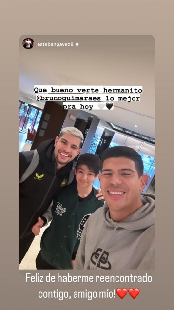Esteban Pavez se reencontró con Bruno Guimaraes en su visita a Inglaterra