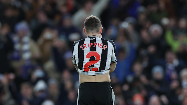 Trippier fue villano en eliminación de Newcastle ante Chelsea en la Copa de la Liga