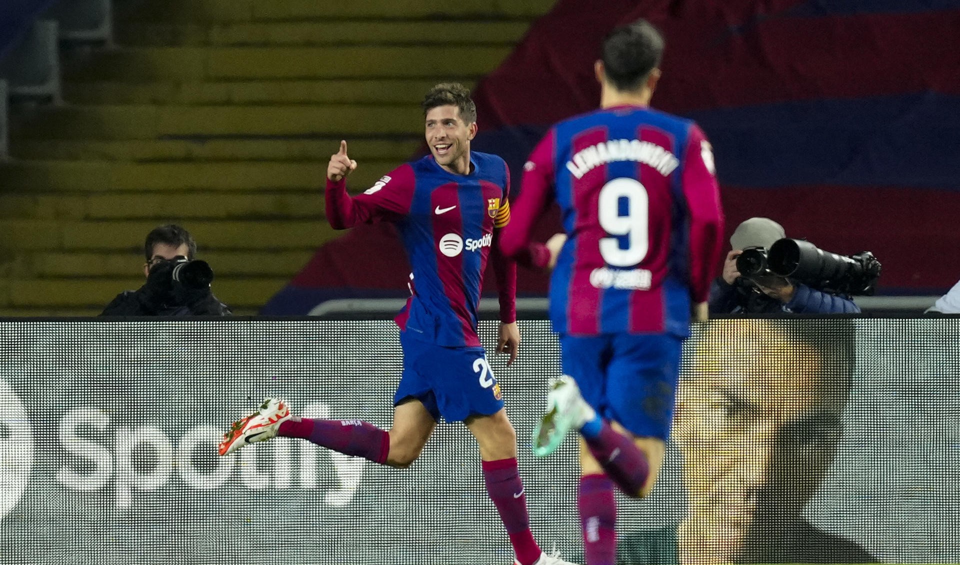 Barcelona sufrió para vencer al colista Almería en La Liga