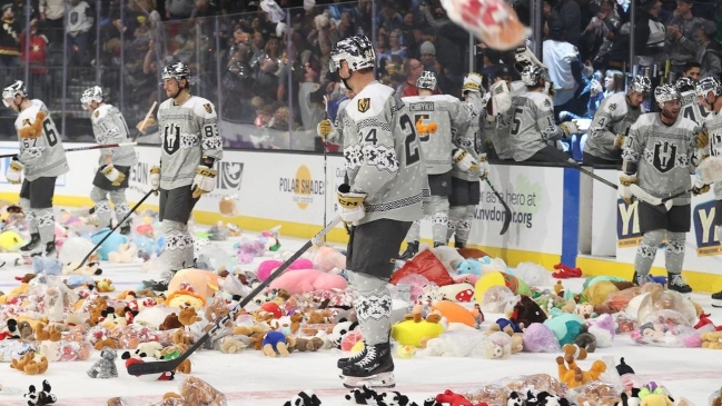 “Lluvia de peluches”: Equipo de hockey armó colecta para Navidad y recibió 15 mil juguetes