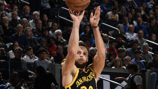 Stephen Curry lideró el triunfo de los Warriors sobre los Wizards de Jordan Poole